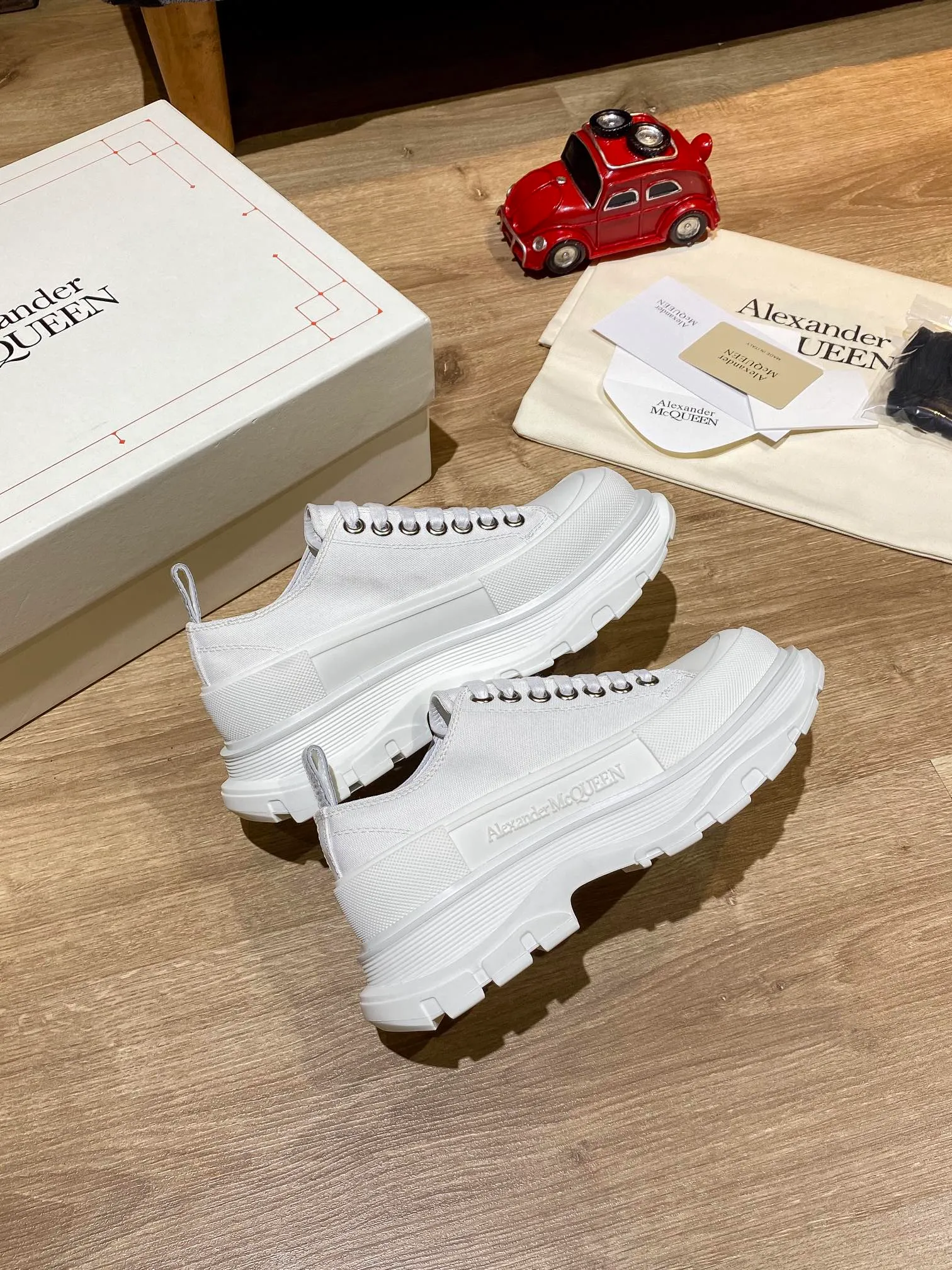👟👟Ex-factory price 480👟👟 Alexander Mcqueen🚀🚀Couple model👫 MQ McQueen thick-soled platform shoes, the latest spring style in the counter, Xiaohongshu is popular. It is also a casual shoe that increases height and slimming 😄 Does not choose any style. The heel height is 6.5 cm, which is equivalent to wearing a pair of high heels. Slimming is inevitable. Black and white are versatile. Pink looks younger. Several colors are very popular. Purchased from the original order from hk. The highest quality in the market. A popular product. 👍 Material: Genuine customized space Monica cloth. Goat leather lining. Private model T👟👟Ex-factory price. U multi-layer combination outsole. Standard code number. Comes with a full set of the latest packaging at the counter. Code number: 35-40 for women and 39-44 for men.